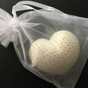 Cream heart-shaped oathing stone in white
                    organza bag
